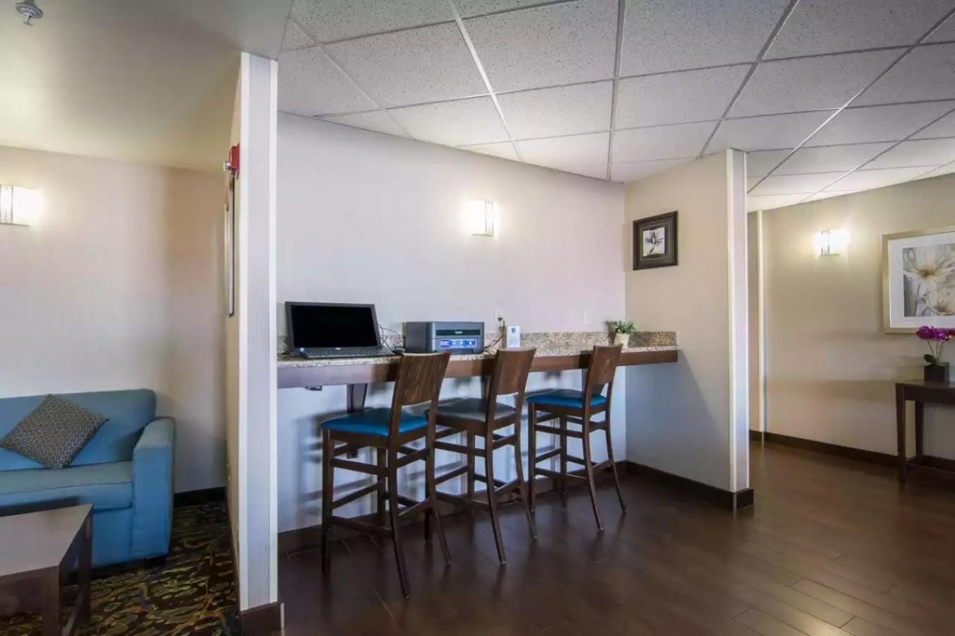 Comfort Inn & Suites South YYC Eksteriør bilde