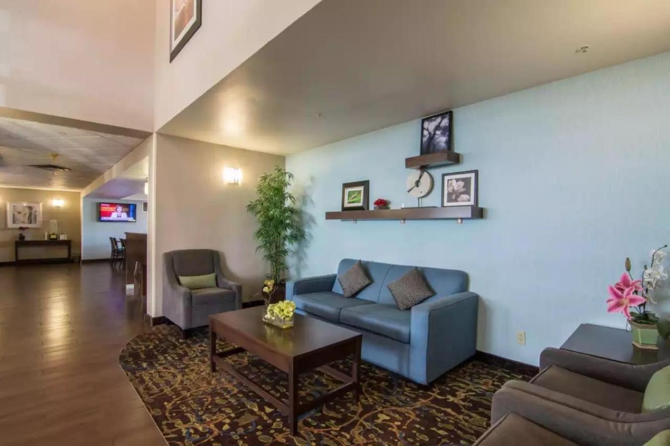Comfort Inn & Suites South YYC Eksteriør bilde
