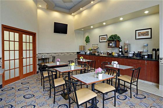 Comfort Inn & Suites South YYC Restaurant bilde